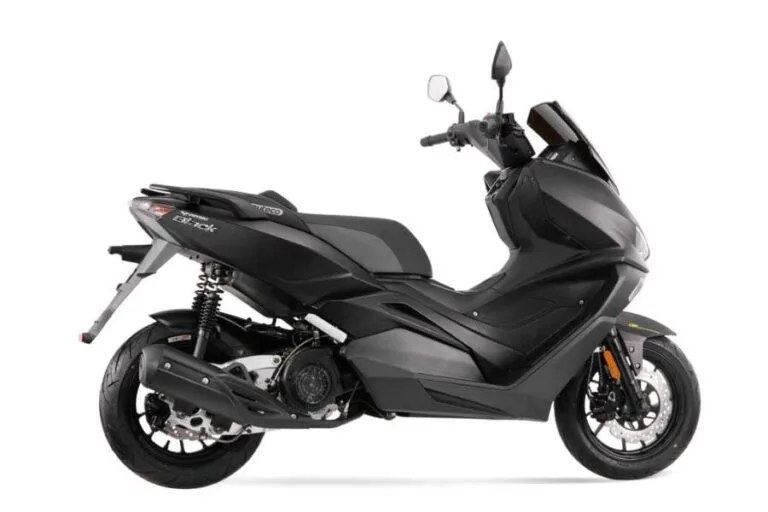Moto New Black, una motocicleta moderna y elegante en color negro, disponible en Supermotos MyM Tolima, perfecta para un estilo de conducción urbano y dinámico.